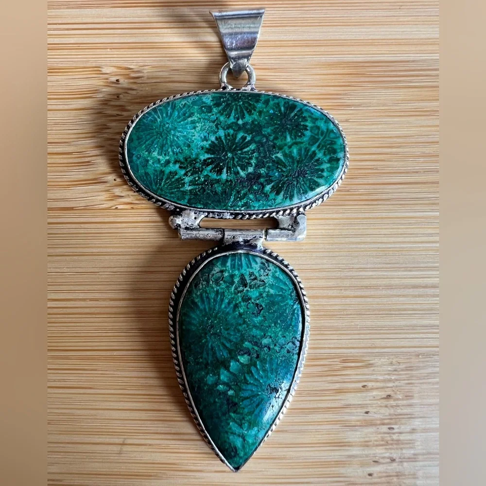 Green Fossilized Coral Silver Pendant - Picture 4 of 5
